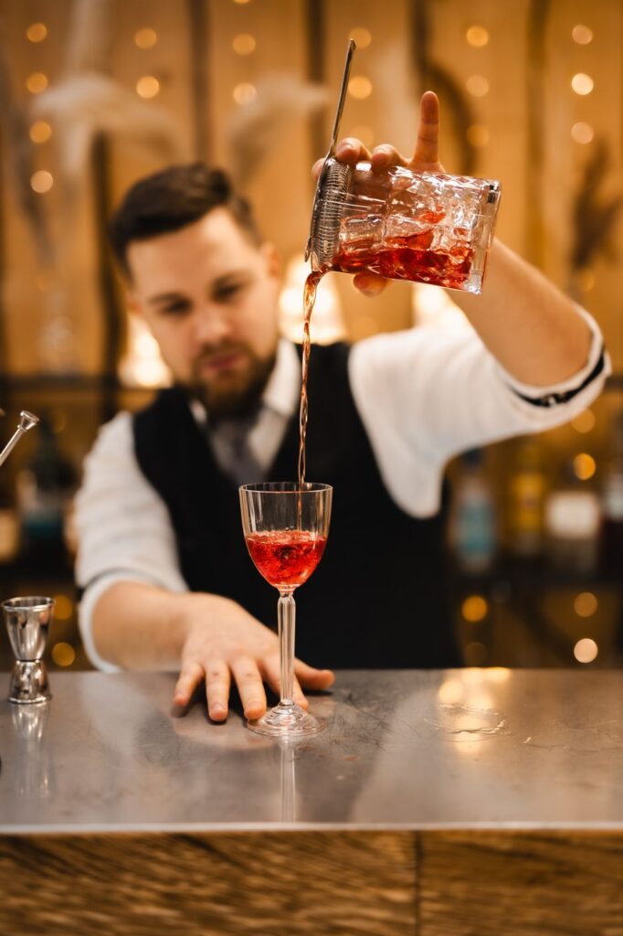 Barman podaje koktajl gościowi