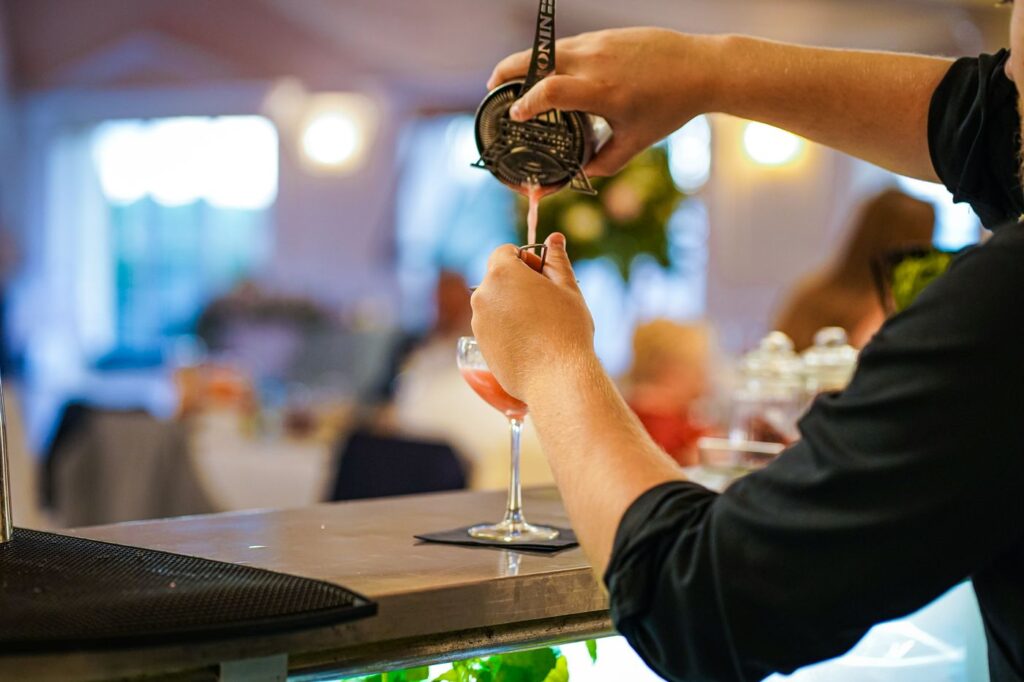 Bar weselny wieczorem